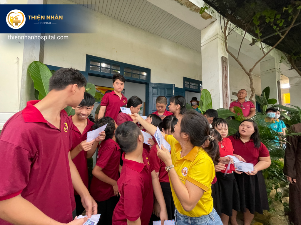 THIỆN NHÂN HOSPITAL PHỐI HỢP CÙNG TỊNH THẤT KIM CANG ĐẾN THĂM VÀ TẶNG QUÀ CHO 02 TRUNG TÂM TẠI TỈNH QUẢNG NAM