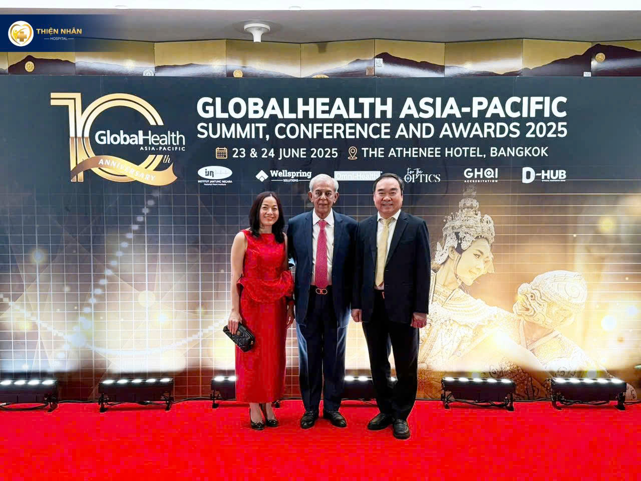 Đại diện Thiện Nhân Hospital nhận giải thưởng tại Bangkok, Thái Lan