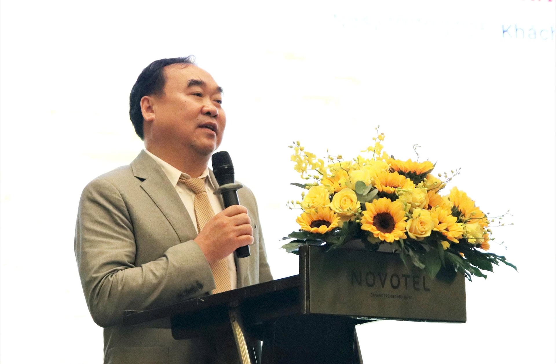 Đưa công nghệ robot, phẫu thuật ít xâm lấn vào thực tiễn ngoại khoa tại Việt Nam\