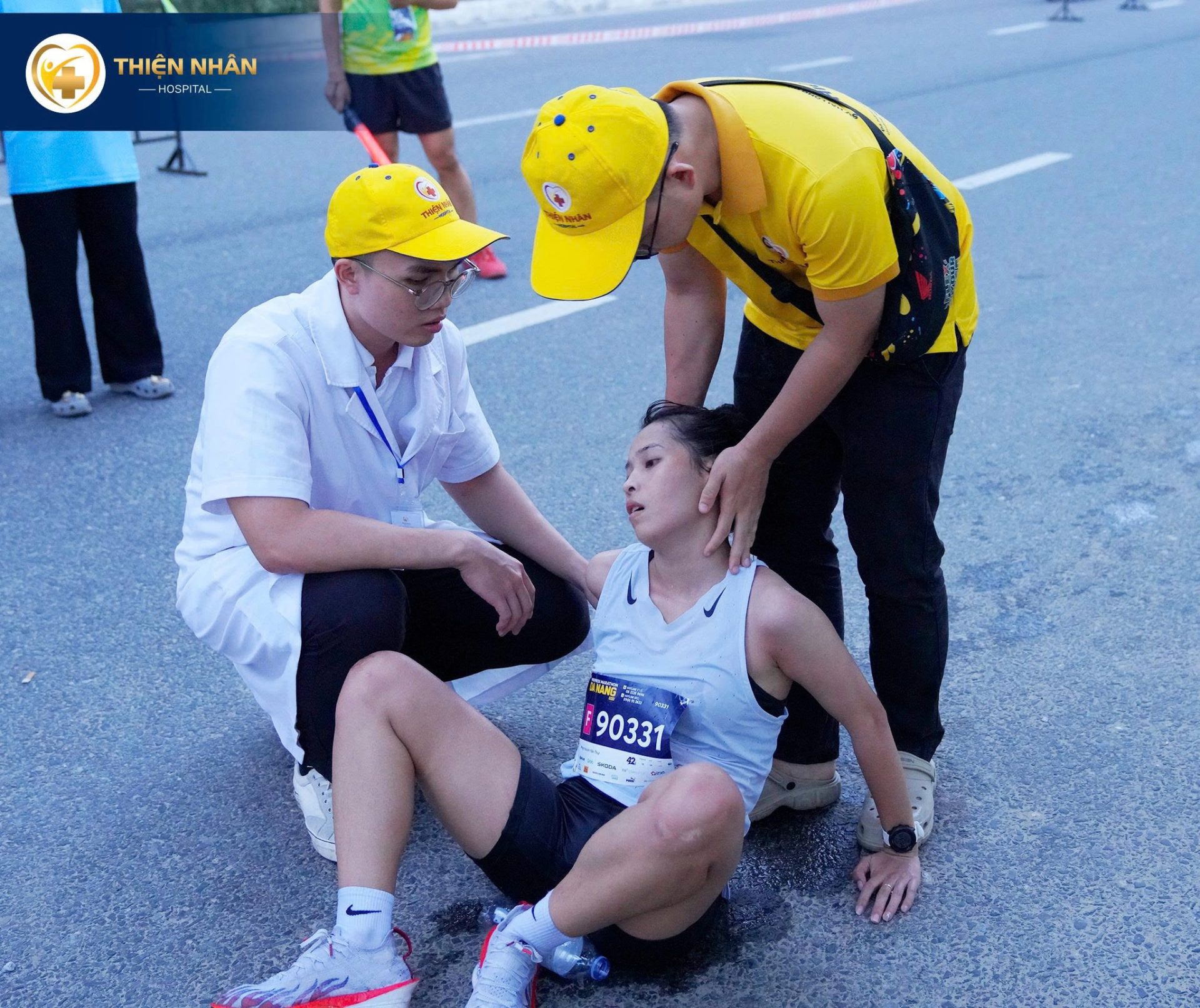 bac si thien nhan hospital cap cuu cho vdv marathon